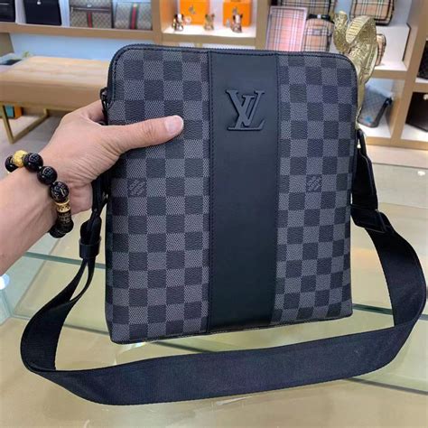 túi đeo chéo nam lv siêu cấp|Mua Túi Đeo Chéo Louis Vuitton chính hãng, cao cấp nhập khẩu, .